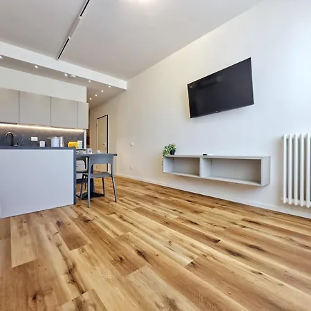 - Modern Near The Station!